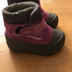 Size 7 girls north face snow boots